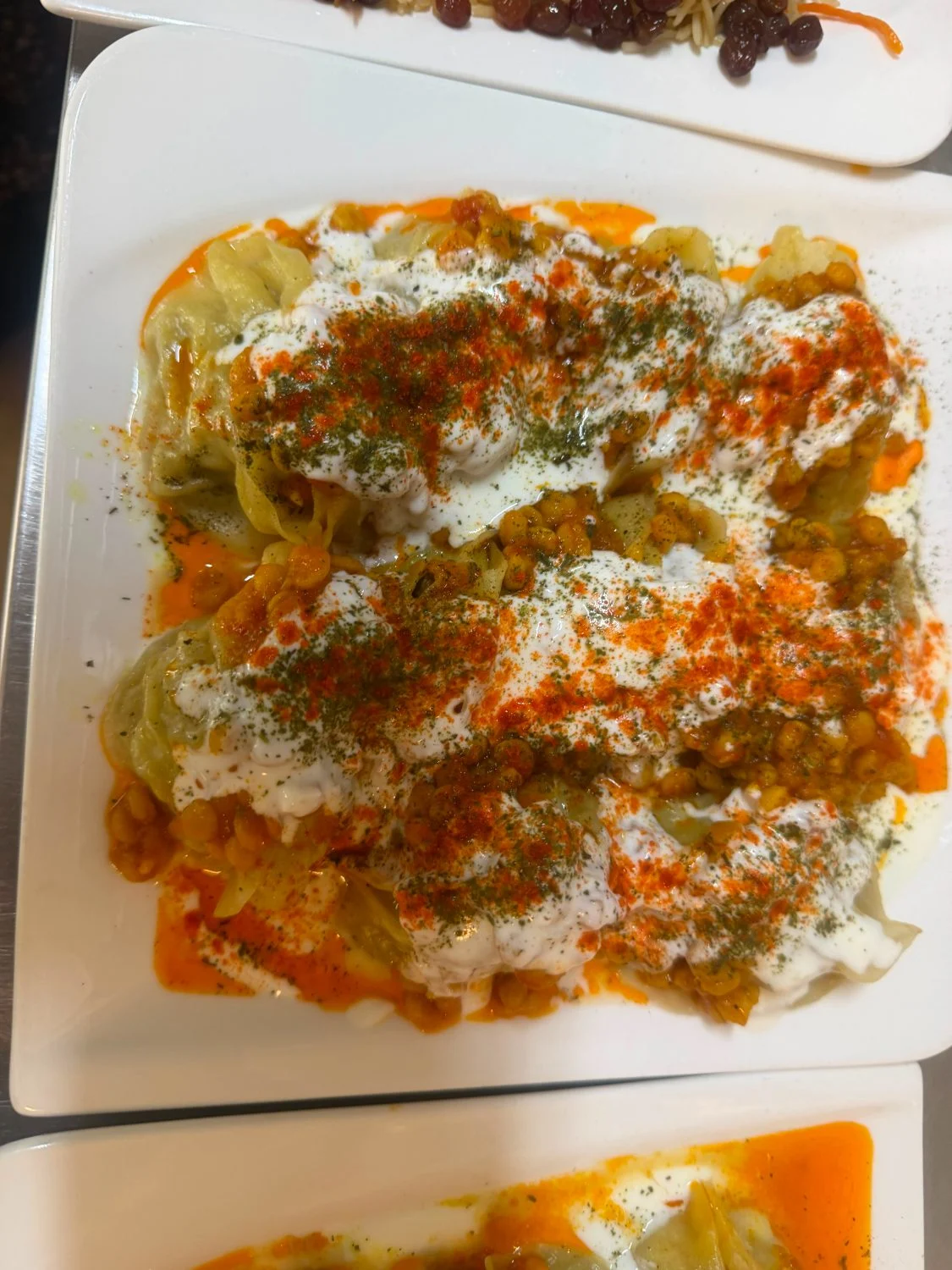 Kebab-Teller mit Safranreis und Salat