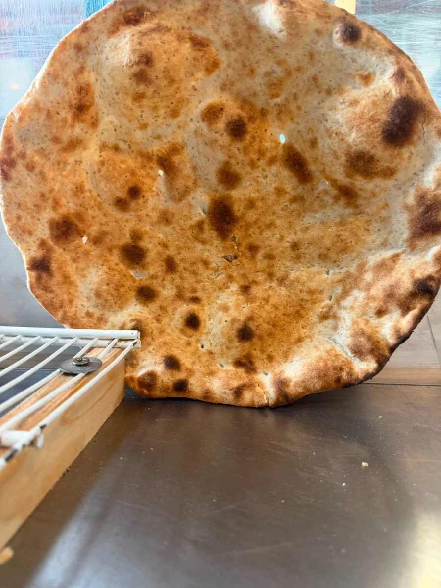 Frisch gebackenes afghanisches Fladenbrot (Naan)