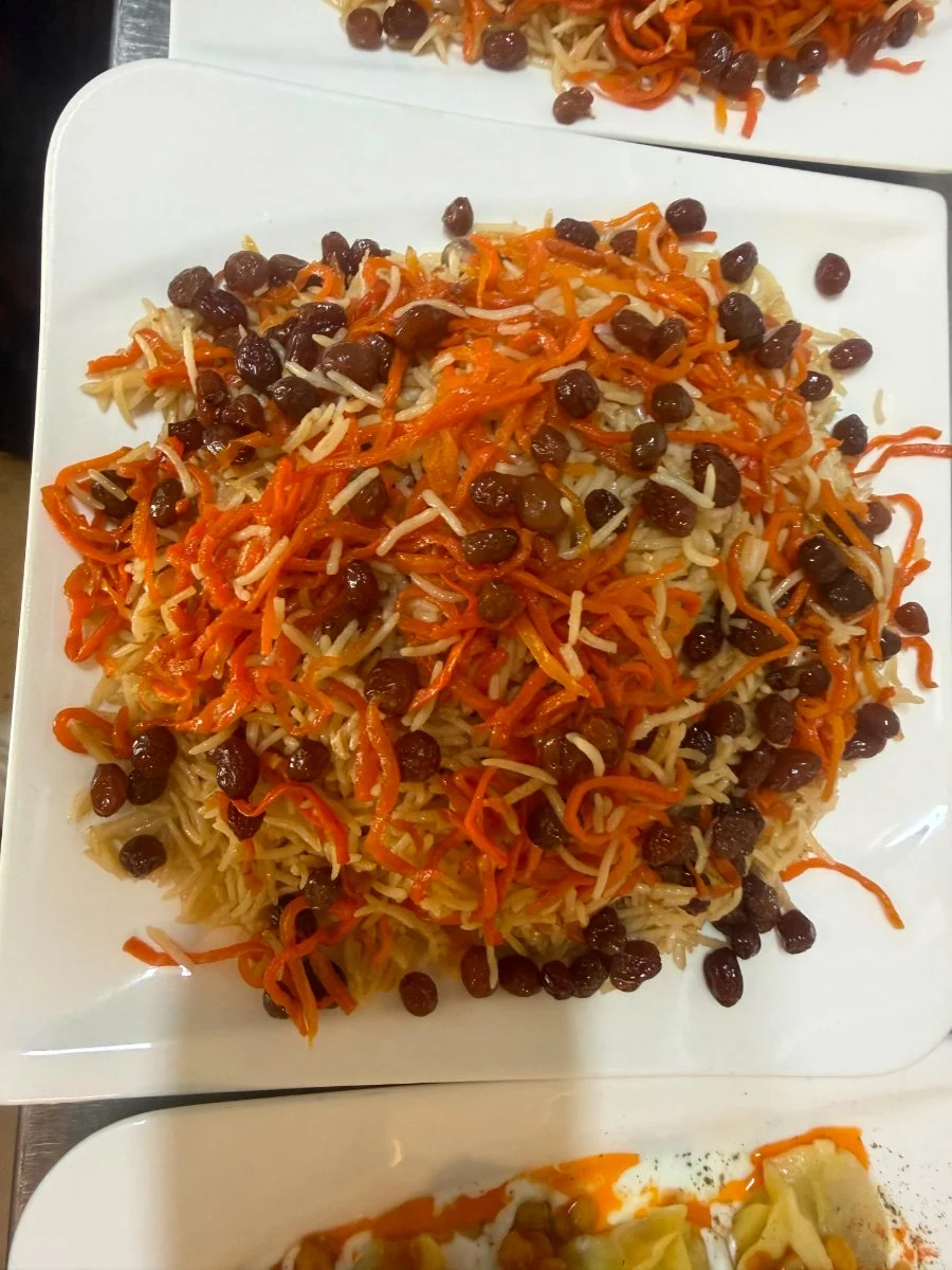 Kabuli Palaw und Mantu auf zwei Tellern