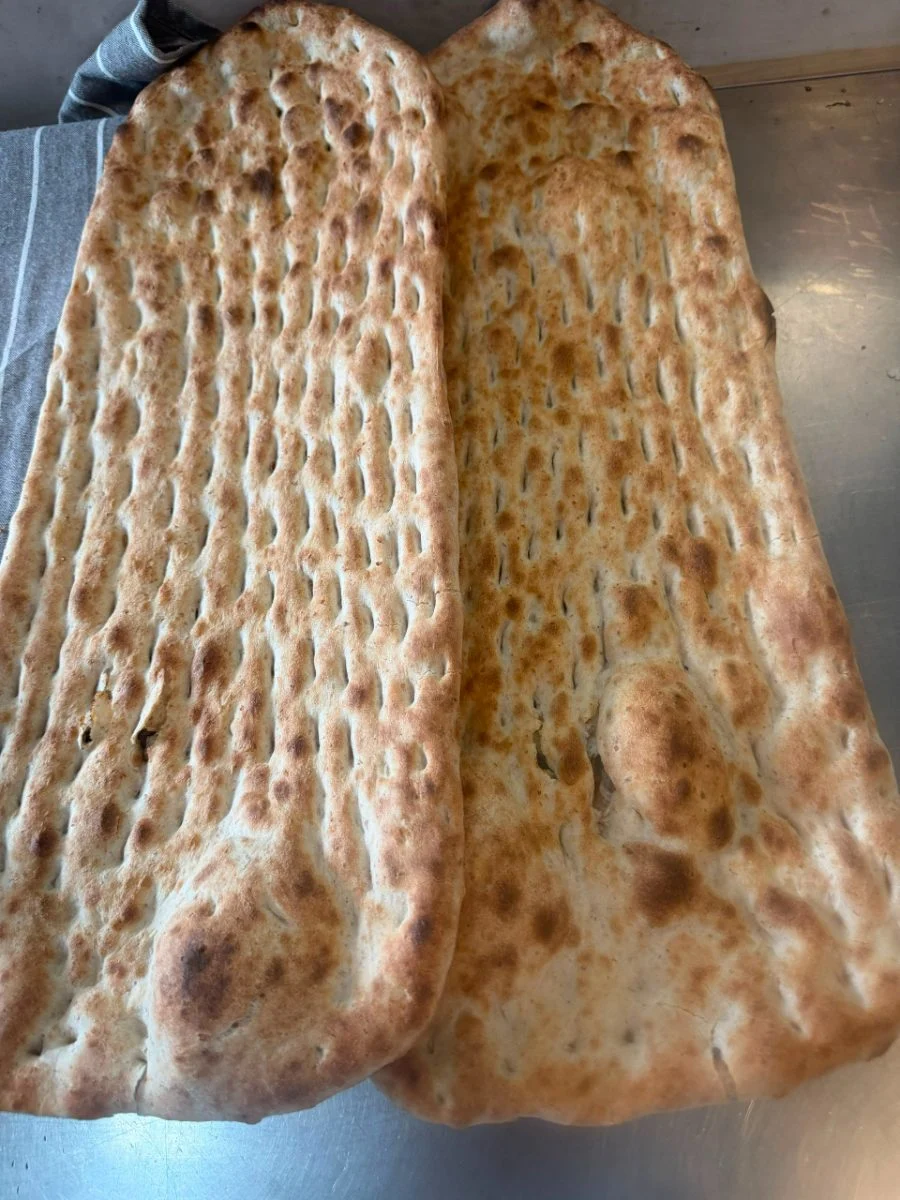 Lange afghanische Fladenbrote frisch aus dem Ofen